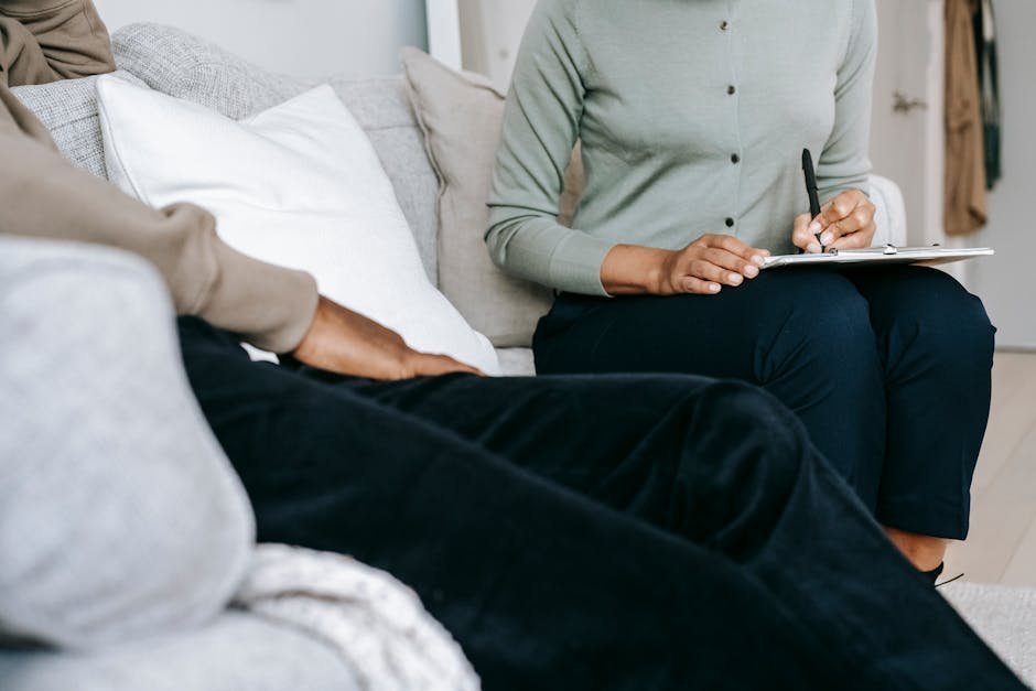 Patient describing visual symptoms to a psychiatrist with diagrams of palinopsia and visual snow on a tablet
