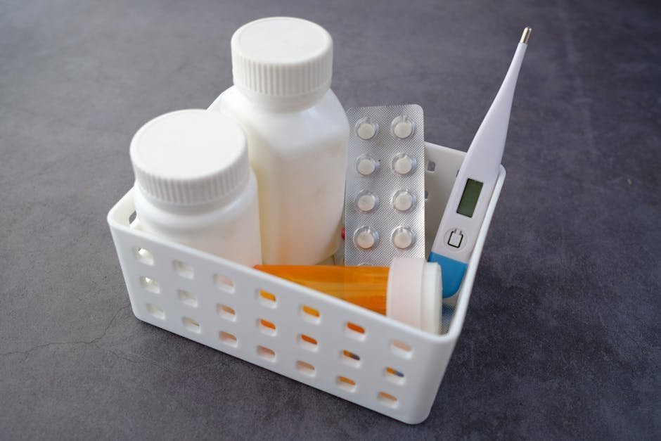 Refrigerated specialty pharmacy package with temperature monitoring strip