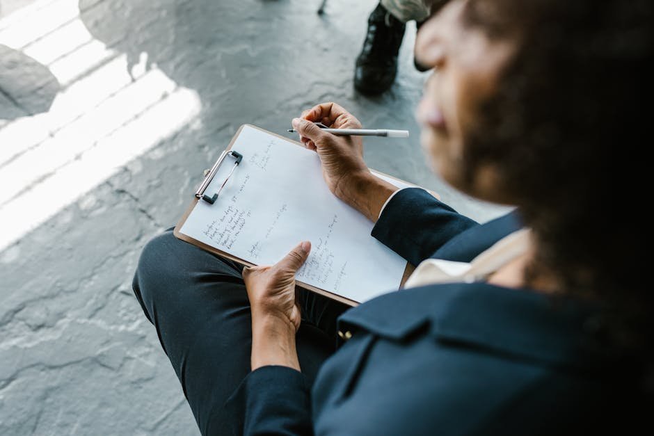 Therapist taking notes during a counseling session about tobacco cessation